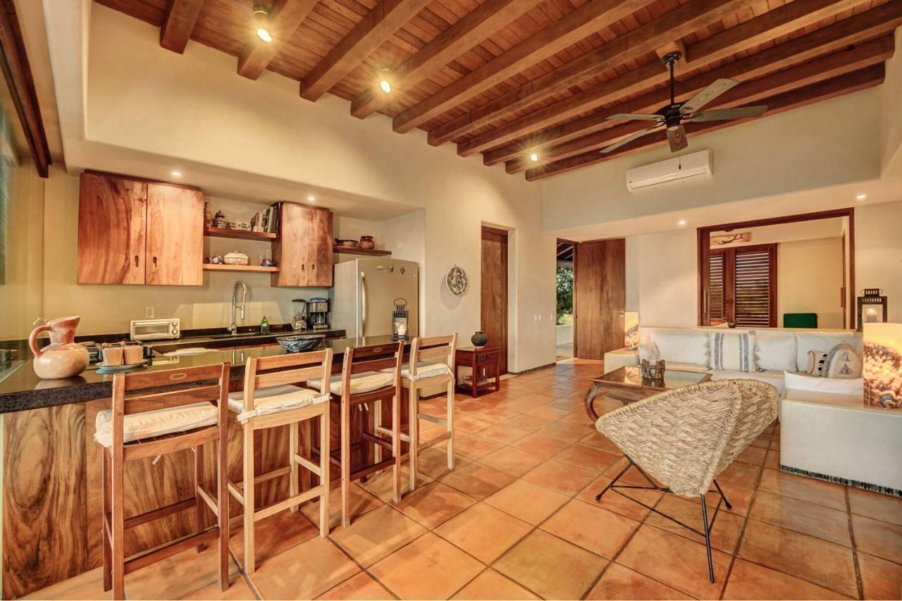 Las Palmas Luxury Villas Zihuatanejo Exterior photo
