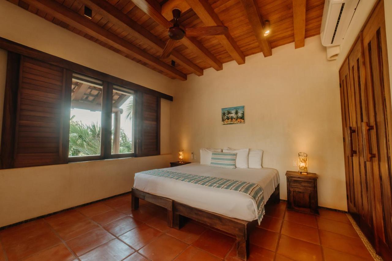 Las Palmas Luxury Villas Zihuatanejo Exterior photo