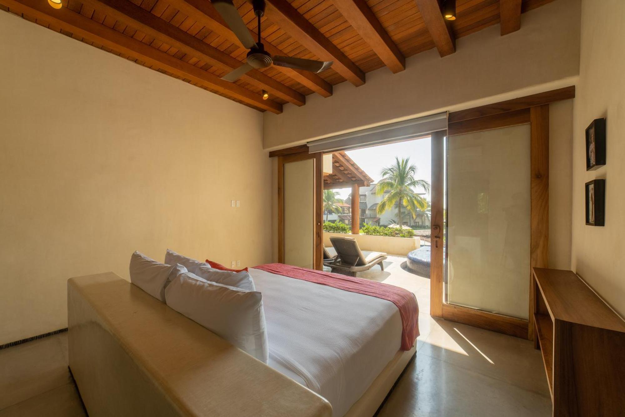 Las Palmas Luxury Villas Zihuatanejo Room photo