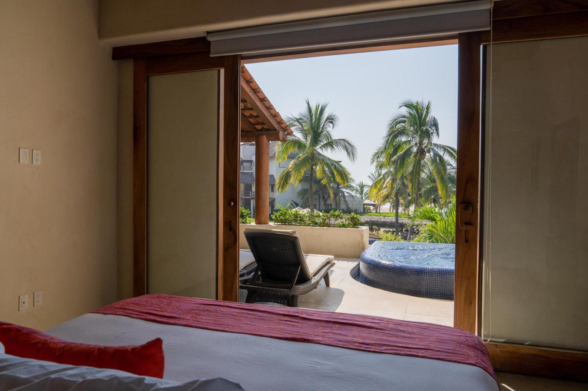 Las Palmas Luxury Villas Zihuatanejo Room photo