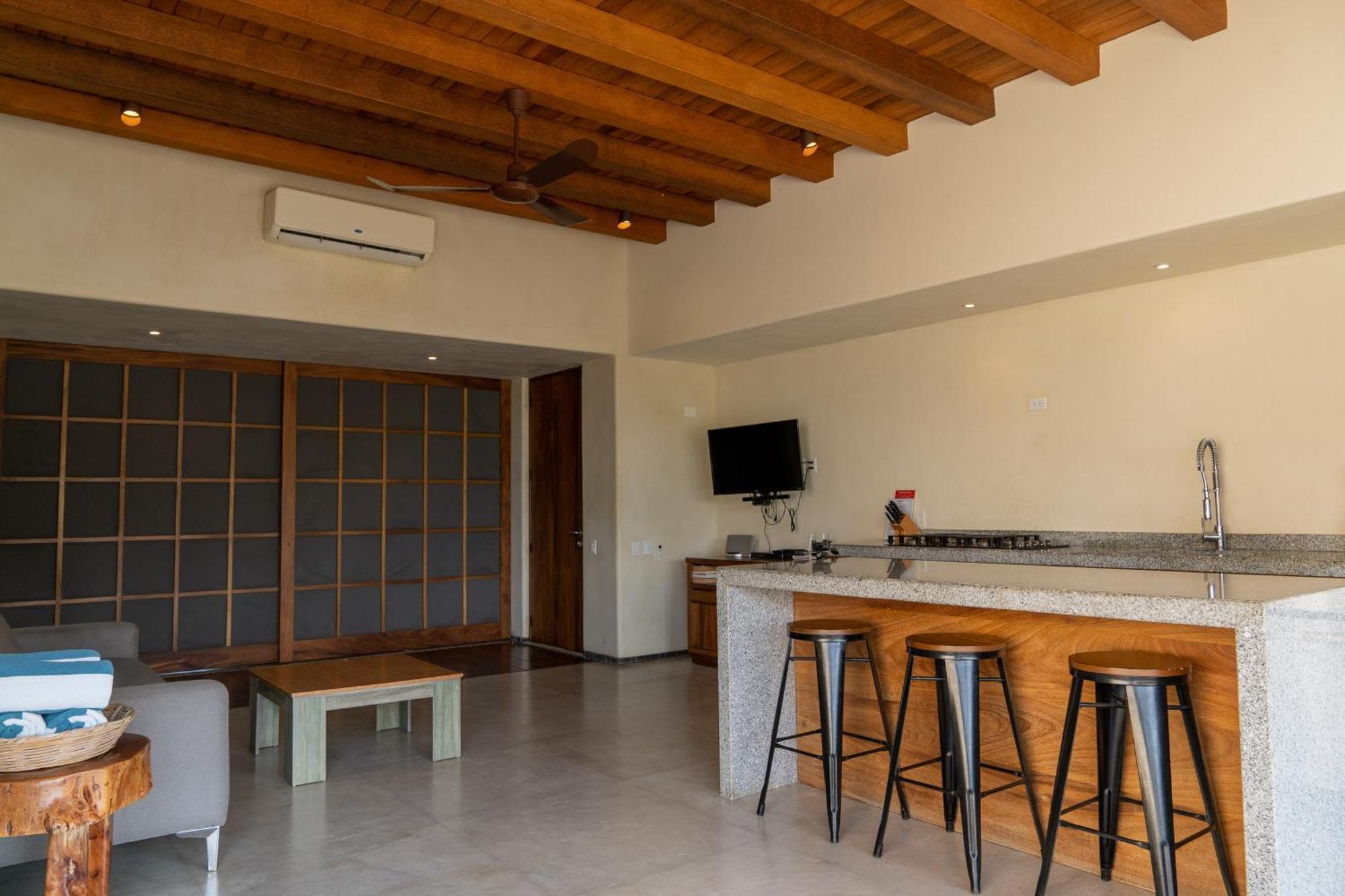 Las Palmas Luxury Villas Zihuatanejo Room photo