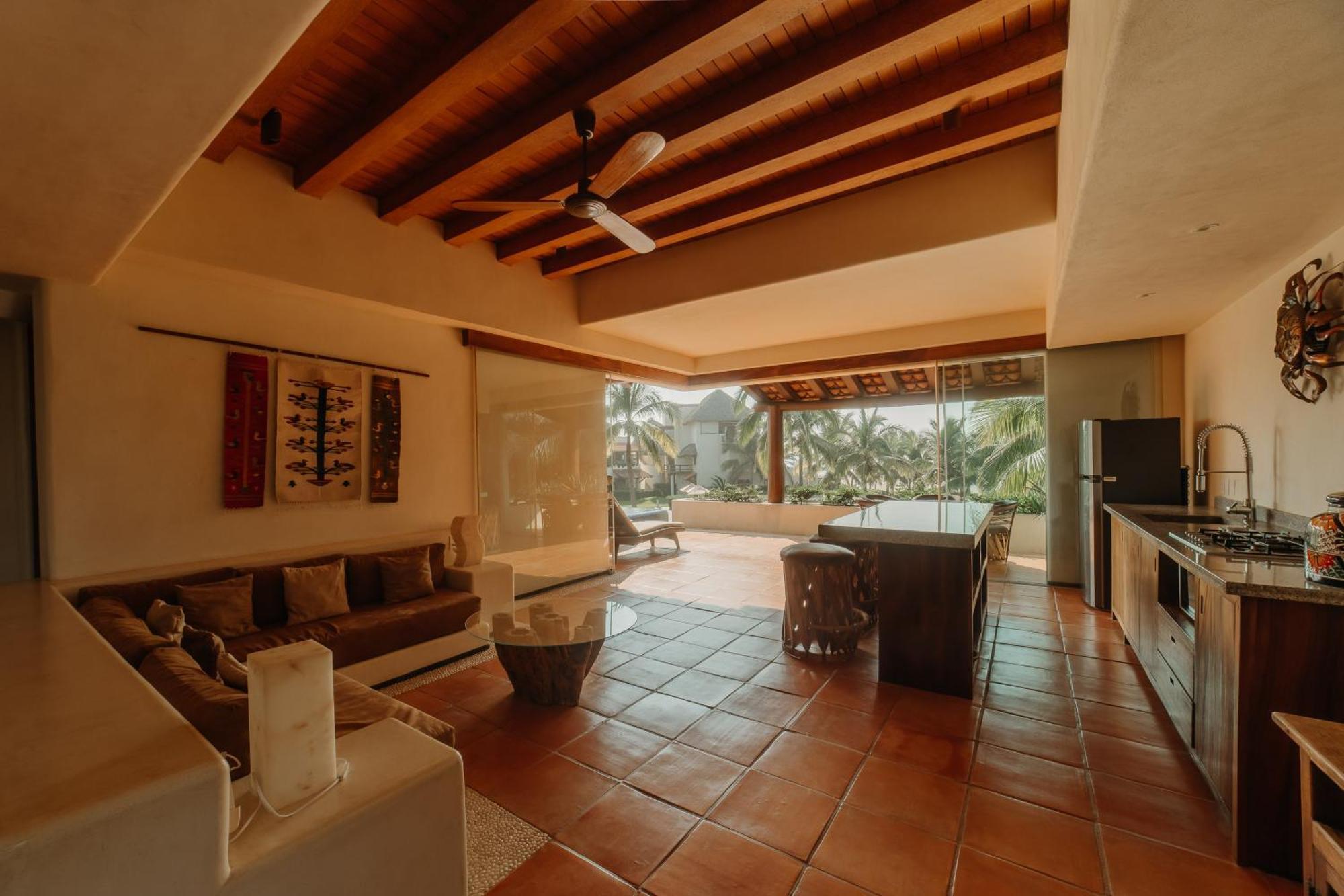 Las Palmas Luxury Villas Zihuatanejo Room photo